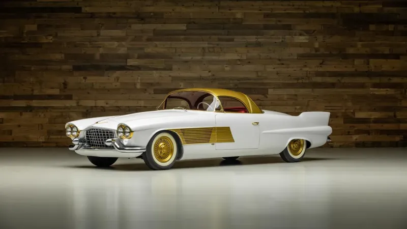 Этот Cadillac Elegante Concept 1955 года выглядит, будто его золото выдерживает нагрузку