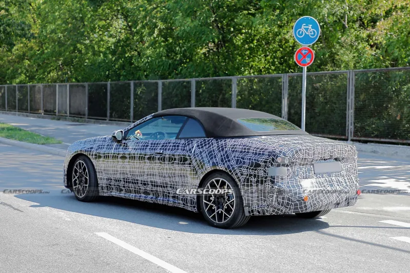 Электромобиль BMW i4 Convertible в защитном камуфляже