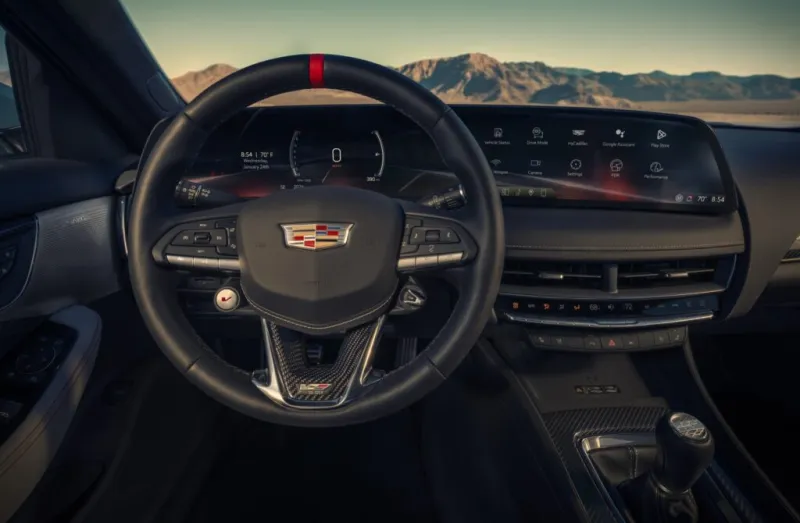 Вид спереди на высокопроизводительный Cadillac CT5-V Blackwing