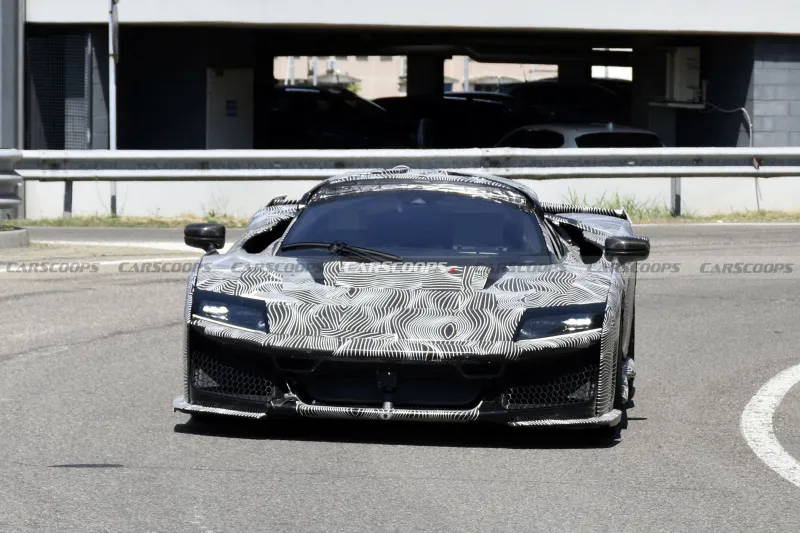 Вид сбоку на новый гиперкар Ferrari без жесткой крыши