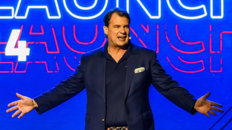 Выступление Джима Фарли о том, как Ford превзошёл соперников, оставаясь в стране