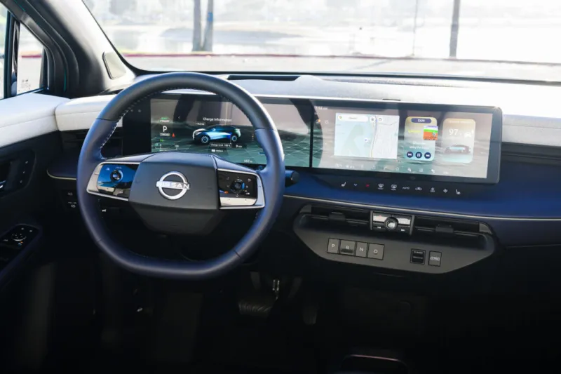 Электронные компоненты и дисплей в салоне Nissan