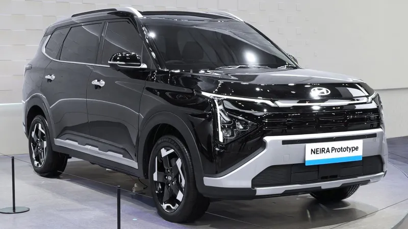 Вид спереди на новый семейный электромобиль Hyundai Neira