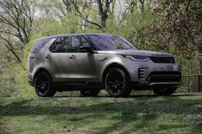 Из-за скопления воды вокруг камеры Discovery Land Rover готов применить дрель, чтобы улучшить отвод влаги