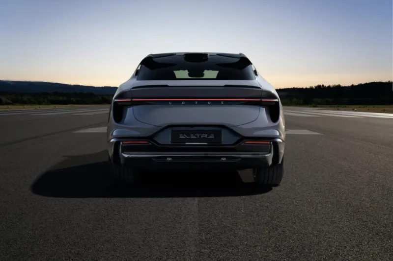 Вид спереди на премиальный внедорожник Lotus Eletre Carbon