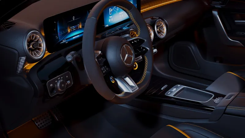 Вид сбоку на спортивный хэтчбек Mercedes-AMG с желтыми декоративными элементами