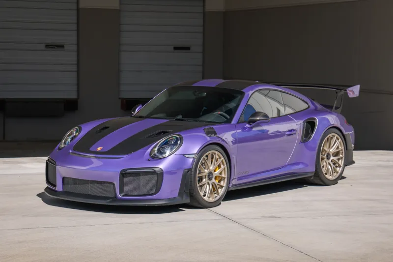 Вид спереди на уникальный спорткар Porsche 911 GT2 RS