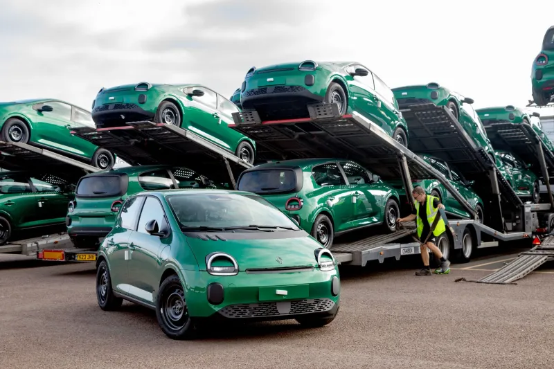Демонстрационные модели Renault Twingo на автовозе для дилерских центров