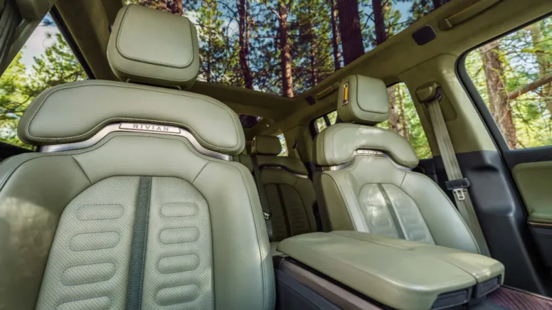 Интерьер электромобиля Rivian с зеленой отделкой