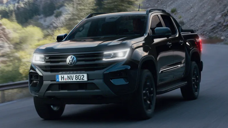 VW Amarok в черной версии с акцентами, доступный в других цветах