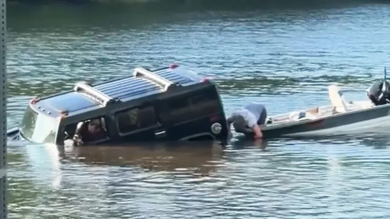 Провал на воде: как Hummer H3 скрылся под водой во время буксировки