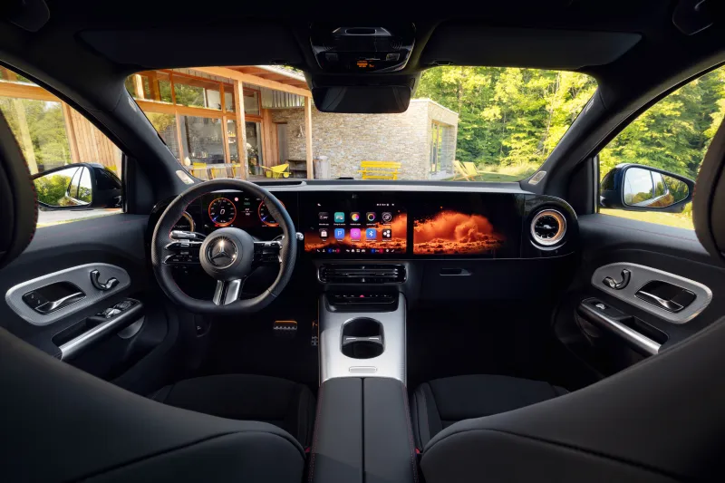 Электрический кроссовер Mercedes GLA в движении на дороге