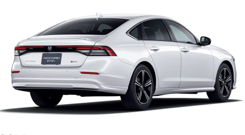 Вид спереди на модернизированный японский седан Honda Accord