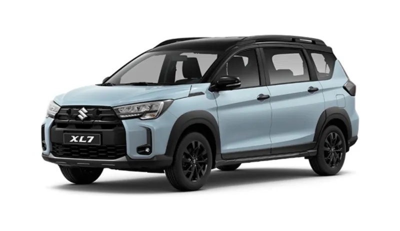 Интерьер семиместного автомобиля Suzuki с экраном мультимедийной системы