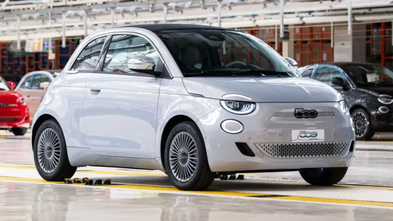 Электрокар Fiat 500e на дороге