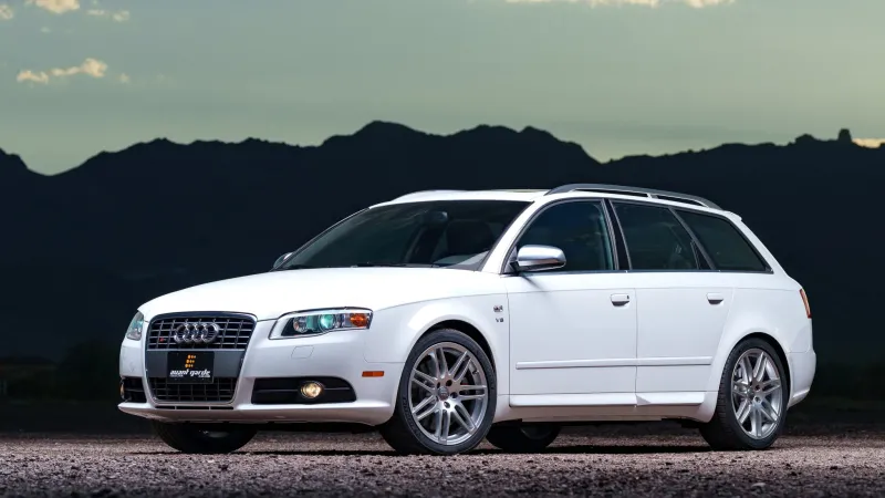 Вид сбоку на классический Audi S4 с атмосферным двигателем V8
