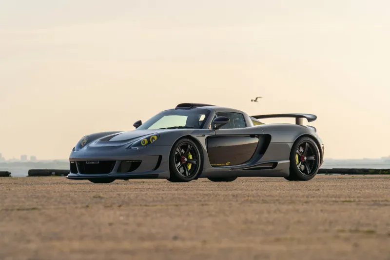 Вид спереди на модифицированный Porsche Carrera GT от ателье Gemballa
