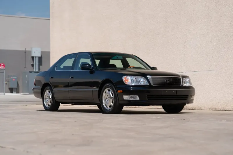 Lexus LS400 пробегом всего 1500 миль не умеет следить за владельцем