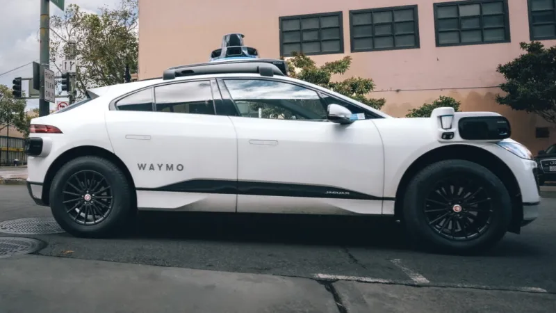 Беспилотное такси Waymo нарушает правила парковки в Остине