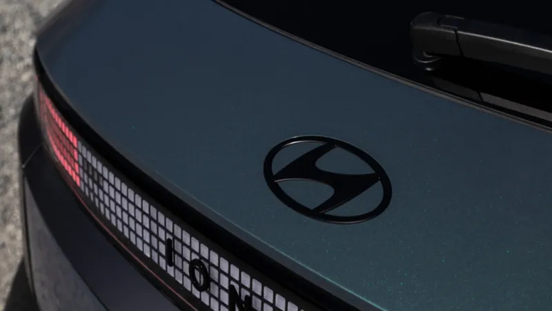 На изображении показаны уничтоженные машины Hyundai, ставшие предметом судебного спора