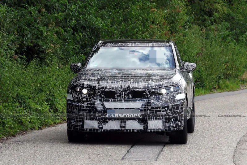 Вид спереди на массивную решетку радиатора тестового электрокара BMW